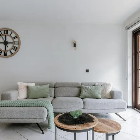Huswell - Stylish Two Bedroom On Location