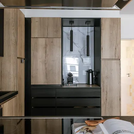 Huswell - Stylish Two Bedroom On Location