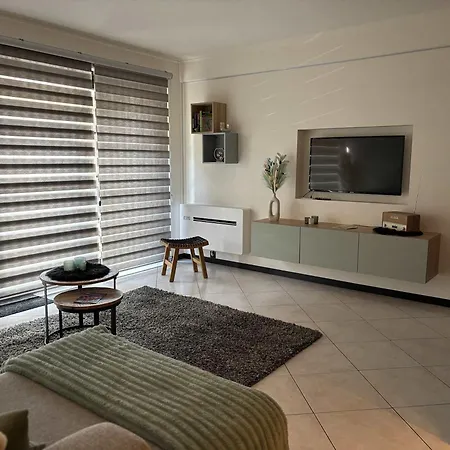 Huswell - Stylish Two Bedroom On Location Apartment *