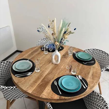Huswell - Stylish Two Bedroom On Location *