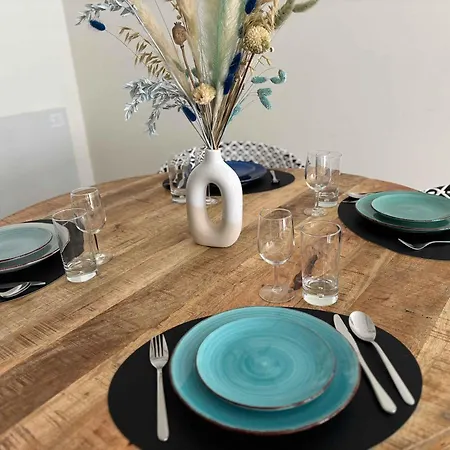 Huswell - Stylish Two Bedroom On Location *